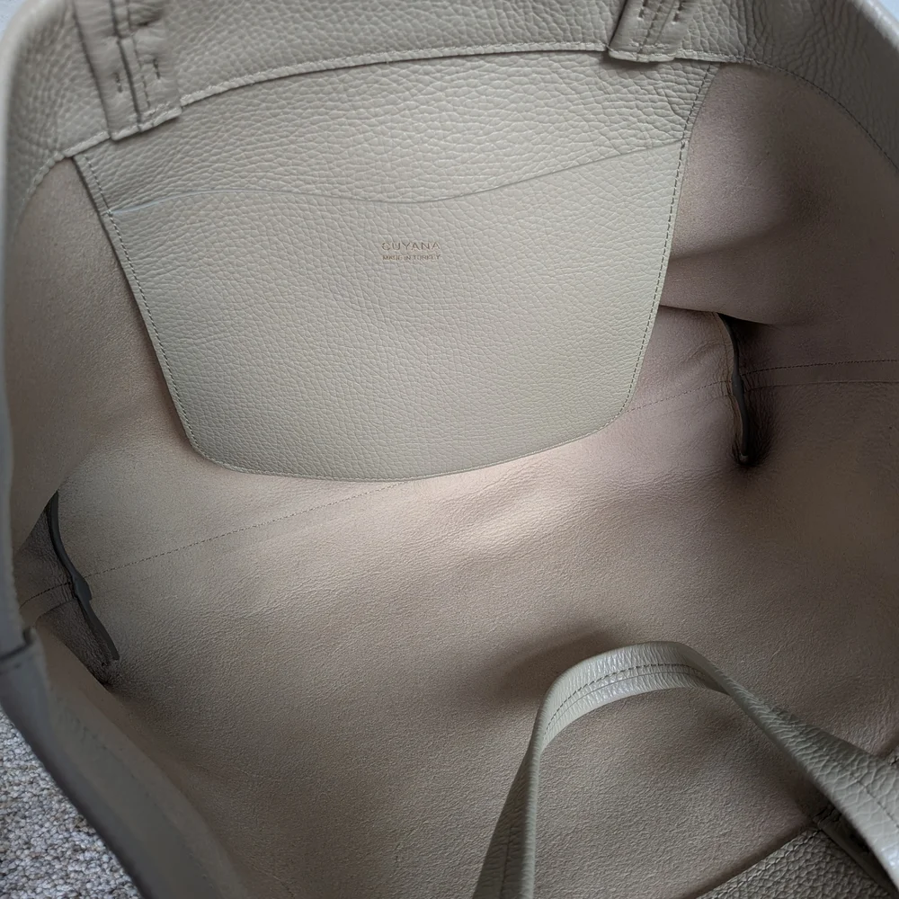 Cuyana Clasic Easy Tote in Cream Leather - Picture 4 of 5